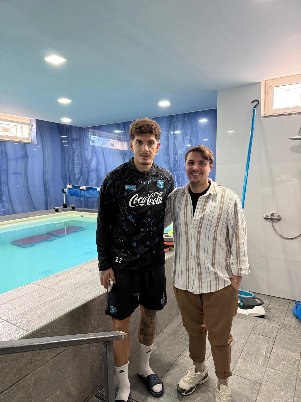 Sportivo professionista nella piscina riabilitativa