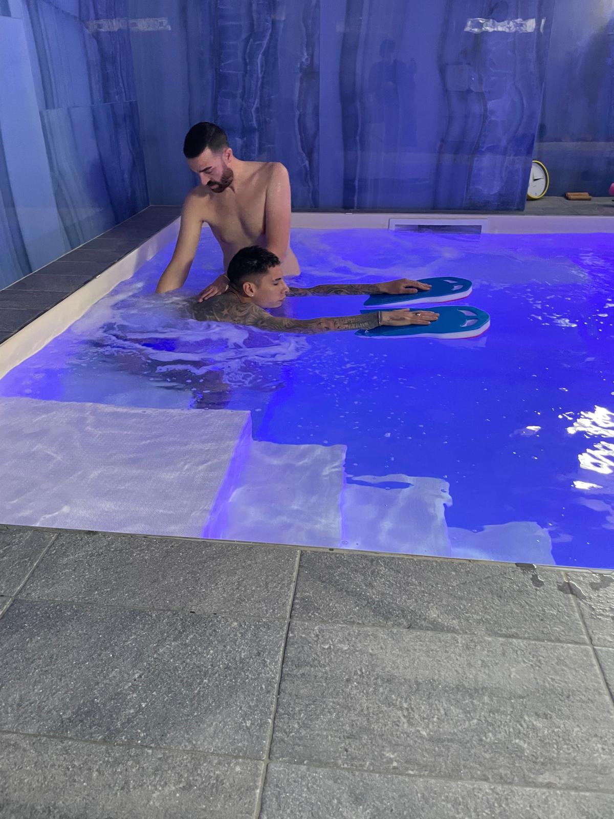Seduta di idrokinesiterapia con fisioterapista