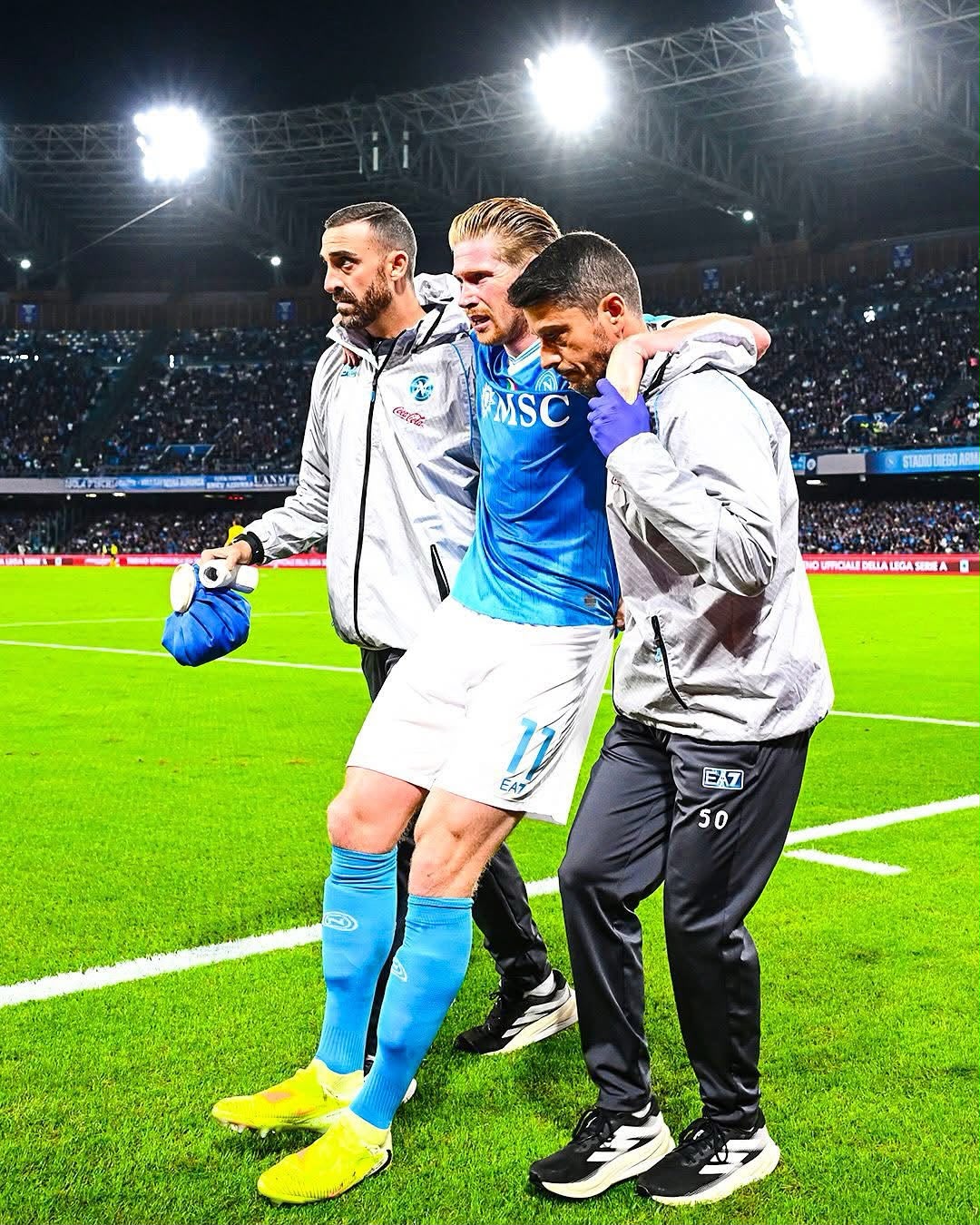 Marco Di Lullo assiste un calciatore della SSC Napoli in campo