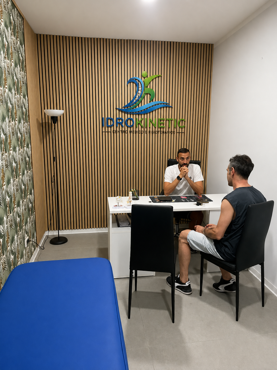 Fisioterapista durante una valutazione presso Idrokinetic