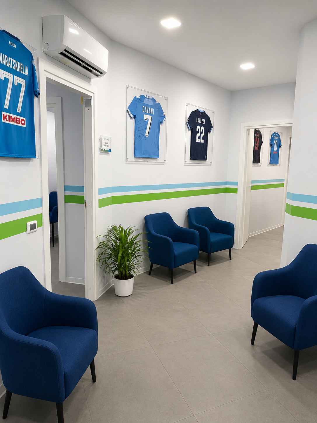 Sala d'attesa Idrokinetic con maglie SSC Napoli
