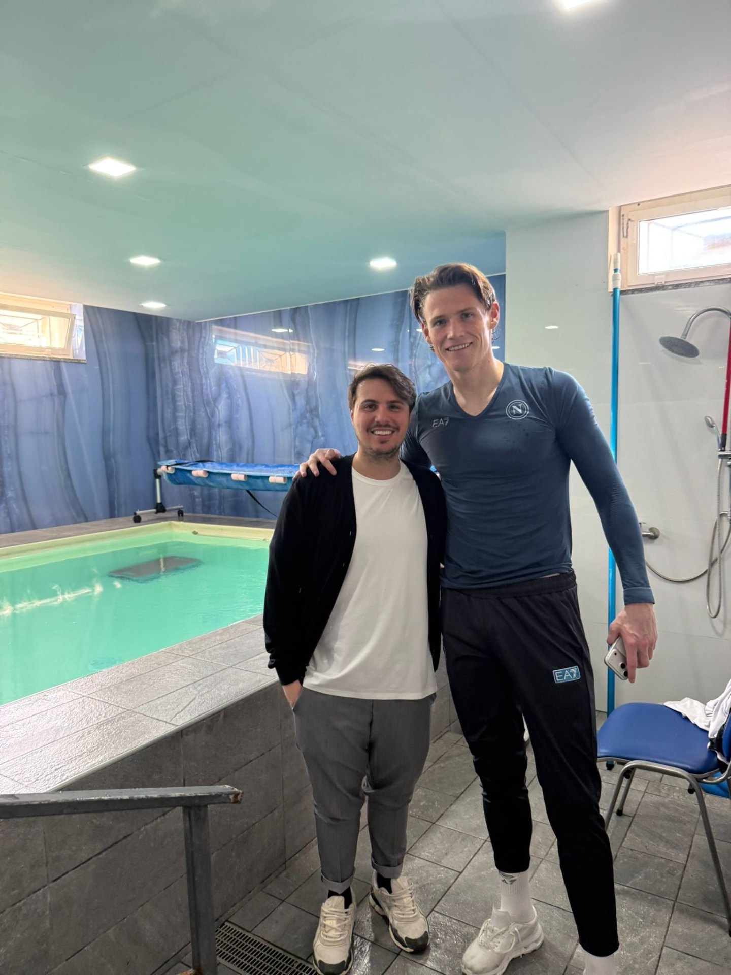 Calciatore nella piscina riabilitativa del centro